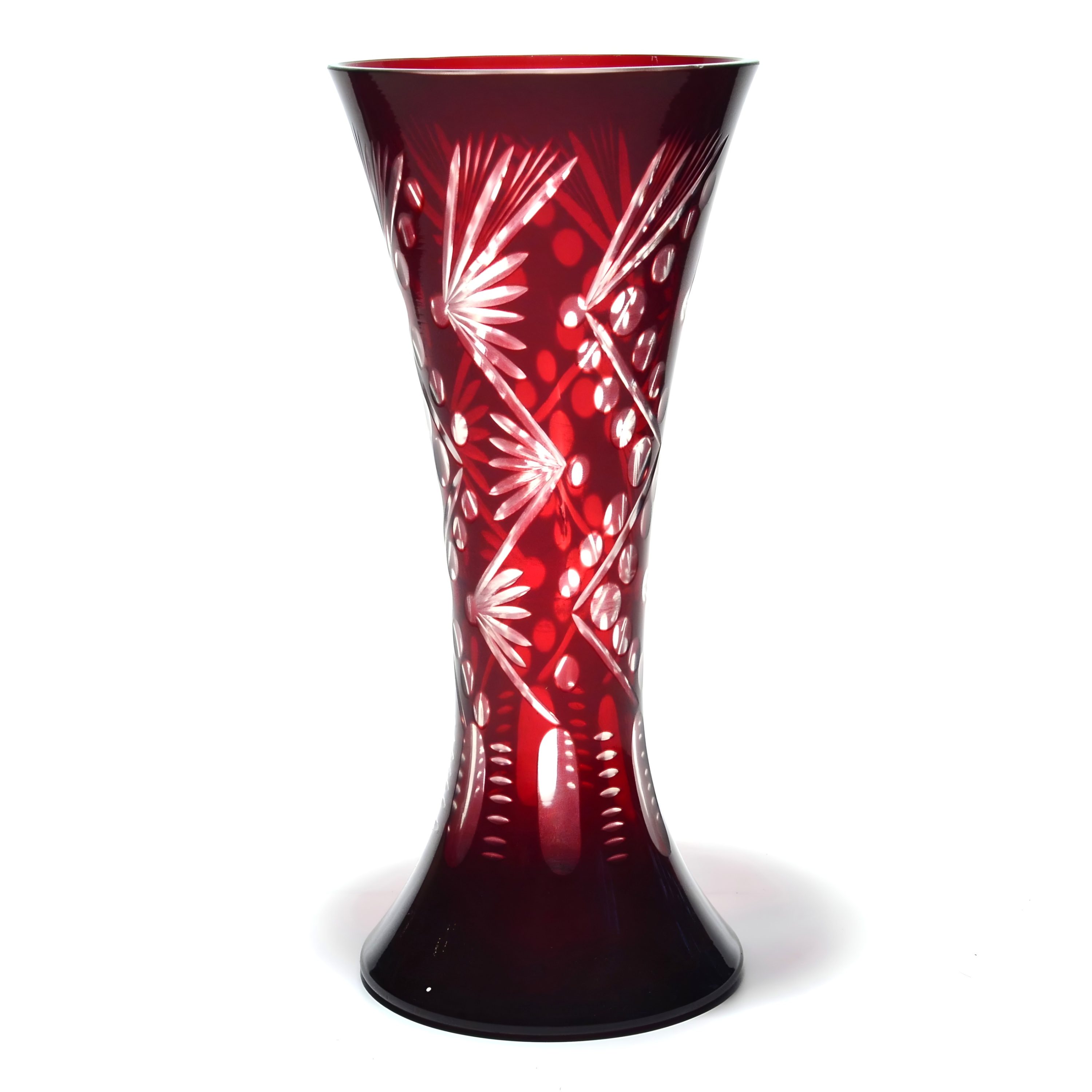 Böhmische Rote Schnittglas-Kristallvase, Handgefertigtes Vintage-Dekorationsstück, Eleganter Strahlen-Mittelpunkt, Sammlbares Wohnaccessoire